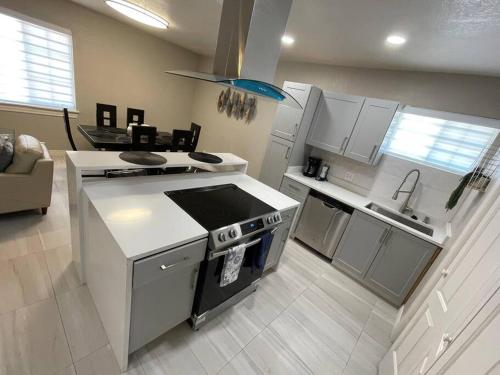 Η κουζίνα ή μικρή κουζίνα στο Big Family Come to West side ELP and enjoy all duplex A and B