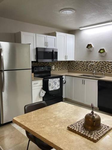 Η κουζίνα ή μικρή κουζίνα στο Big Family Come to West side ELP and enjoy all duplex A and B