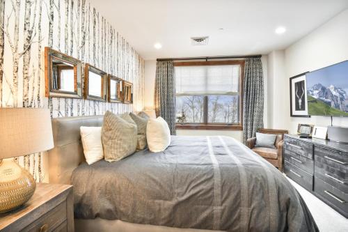 1 dormitorio con 1 cama, TV y ventana en Silver Strike Lodge #407 - 4 Bed, en Park City