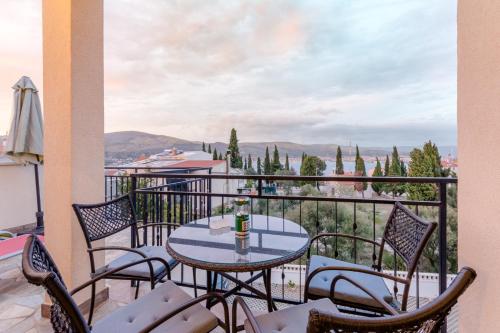 En balkon eller terrasse på Apartments Villa Kameja