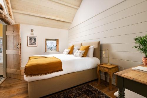 1 dormitorio con 1 cama y escritorio en una habitación en The Grand Barn en York