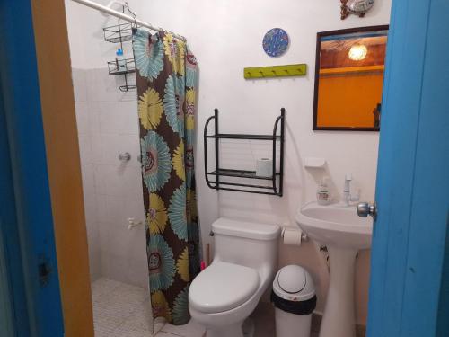 La salle de bains est pourvue de toilettes et d'un lavabo. dans l'établissement La Casa del Ritmo, à El Cuyo