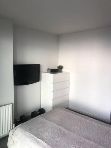 - une chambre avec un lit et une télévision à écran plat dans l'établissement Luxury apartment stunning views, à Manchester