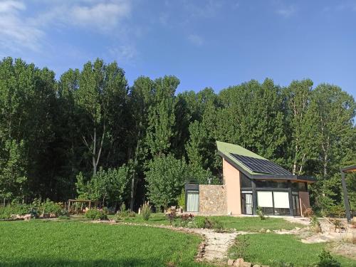 una casa con techo solar en un jardín en Cabaña Ecologica en Uspallata