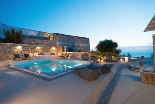 Bazén v ubytování Mykonos Cloud White Villa nebo v jeho okolí