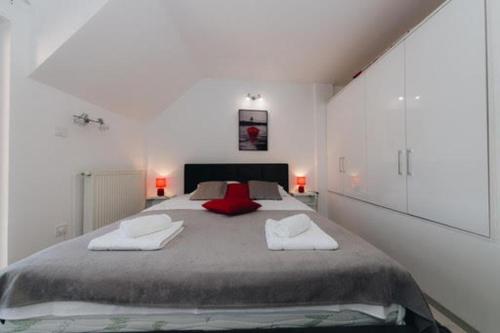 um quarto com uma cama grande com duas toalhas em Duga apartmani em Kragujevac