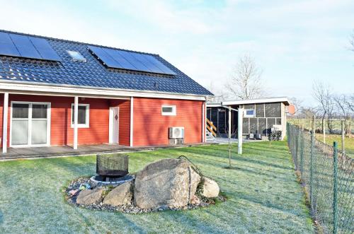 uma casa com painéis solares na lateral em Trenter Fewo mit Sonnenterrasse em Trent
