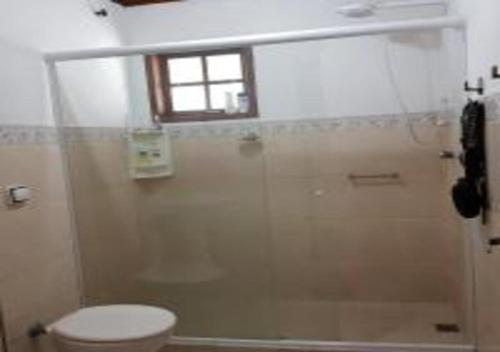 baño con ducha y aseo y ventana en Charmosa casa com piscina em Búzios, en Búzios