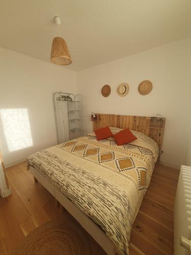 - une chambre avec un lit et une couette dans l'établissement Maison Zen proche circuit, au Mans