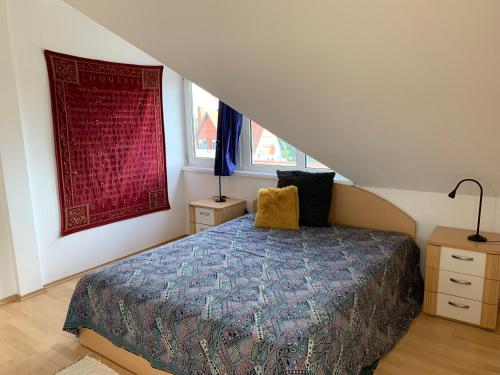 um quarto com uma cama e duas janelas em Lilium Villa Hévíz em Hévíz