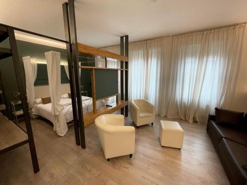 Hotel Italia في فيرونا: غرفة نوم مع سرير وغرفة معيشة