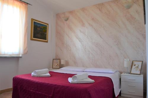 ザンブローネにあるVilla Antonellaのベッドルーム1室(ベッド1台、タオル2枚付)