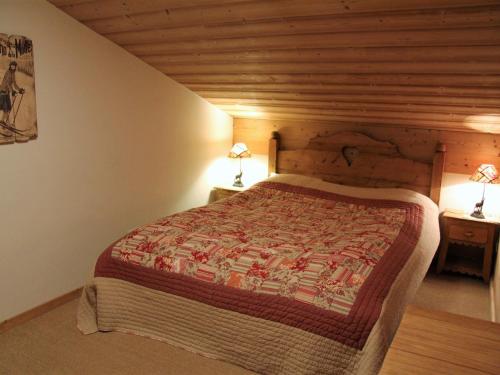 une chambre avec un lit dans une pièce avec des plafonds en bois dans l'établissement Appartement 3 chambres pour 6-8 personnes avec balcon et garage à La Clusaz - FR-1-459-10, à La Clusaz