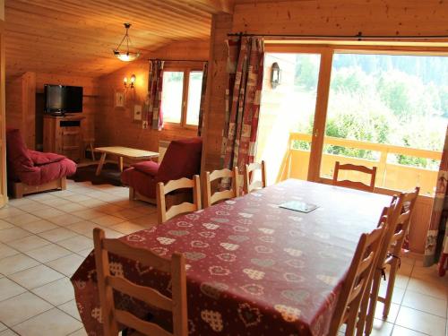 une salle à manger avec une table et un salon dans l'établissement Appartement 3 chambres pour 6-8 personnes avec balcon et garage à La Clusaz - FR-1-459-10, à La Clusaz