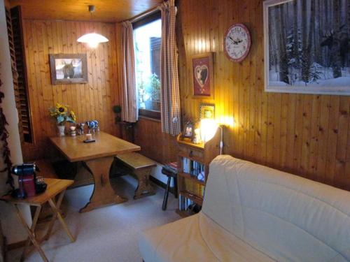 Appartement La Clusaz, 2 pièces, 6 personnes - FR-1-459-16にあるレストランまたは飲食店