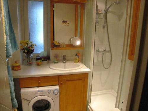 a bathroom with a sink and a washing machine at Appartement La Clusaz, 2 pièces, 6 personnes - FR-1-459-16 in La Clusaz