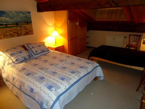 une chambre avec un lit, une table et une lampe dans l'établissement Duplex à La Clusaz avec cheminée et balcon, 2 ch, parking - FR-1-459-12, à La Clusaz