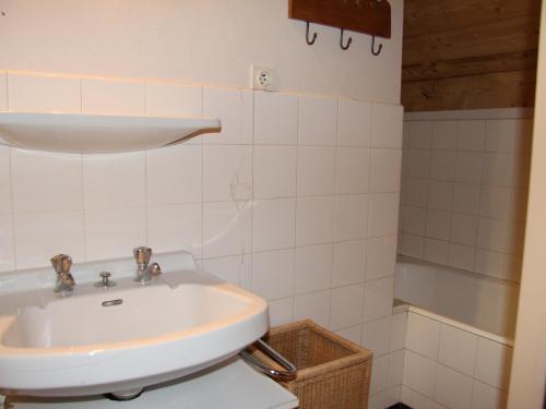 Ett badrum på Appartement La Clusaz, 3 pièces, 8 personnes - FR-1-459-18