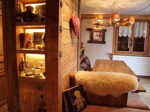 une salle à manger avec une table en bois et une salle à manger dans l'établissement Appartement de qualité 4 chambres avec balcon et garage, La Clusaz (BED144) - FR-1-459-24, à La Clusaz