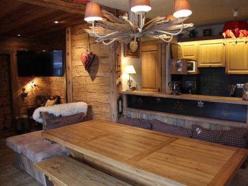 une salle à manger avec une table en bois et une cuisine dans l'établissement Appartement de qualité 4 chambres avec balcon et garage, La Clusaz (BED144) - FR-1-459-24, à La Clusaz