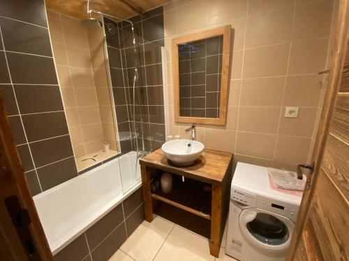 a bathroom with a sink and a washing machine at Appartement La Clusaz, 3 pièces, 6 personnes - FR-1-459-28 in La Clusaz