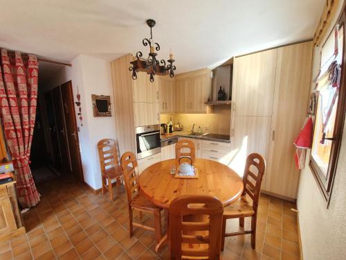 Appartement La Clusaz, 4 pièces, 6 personnes - FR-1-459-48にあるキッチンまたは簡易キッチン