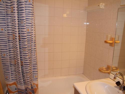 une salle de bain avec douche et lavabo dans l'établissement Confortable 3 pièces, départ ski, parking, WiFi, La Clusaz - FR-1-459-38, à La Clusaz