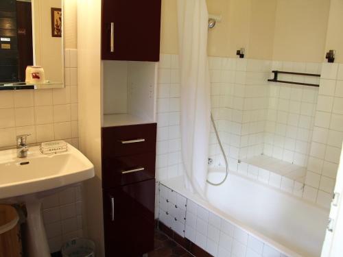 une salle de bain avec un lavabo, une baignoire et une douche dans l'établissement Appartement 3 pièces avec terrasse, parking, cheminée et vue montagne à La Clusaz - FR-1-459-54, à La Clusaz