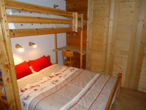 une chambre avec deux lits superposés et un bureau dans l'établissement Appartement 2 chambres près des pistes avec terrasse et garage à La Clusaz - FR-1-459-51, à La Clusaz