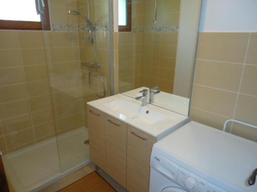une salle de bain avec un lavabo et une douche dans l'établissement Appartement 2 chambres près des pistes avec terrasse et garage à La Clusaz - FR-1-459-51, à La Clusaz
