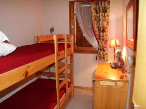 ein Schlafzimmer mit einem Etagenbett und einem Schreibtisch in der Unterkunft Appartement La Clusaz, 3 pièces, 6 personnes - FR-1-459-59 in La Clusaz