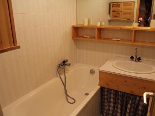 une salle de bain avec une baignoire et un lavabo dans l'établissement Charmant appartement avec terrasse - La Clusaz - FR-1-459-59, à La Clusaz