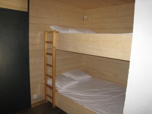 - deux lits superposés dans une chambre en bois dans l'établissement Appartement 2 Pièces, Ski au Pied, Balcon Sud, Confort pour 6 - FR-1-459-62, à La Clusaz