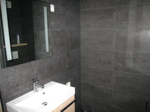 W łazience znajduje się umywalka i lustro. w obiekcie Studio La Clusaz, 1 pièce, 4 personnes - FR-1-459-62 w mieście Clusaz