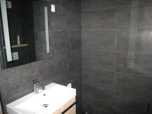 une salle de bain avec un lavabo et un miroir dans l'établissement Appartement 2 Pièces, Ski au Pied, Balcon Sud, Confort pour 6 - FR-1-459-62, à La Clusaz