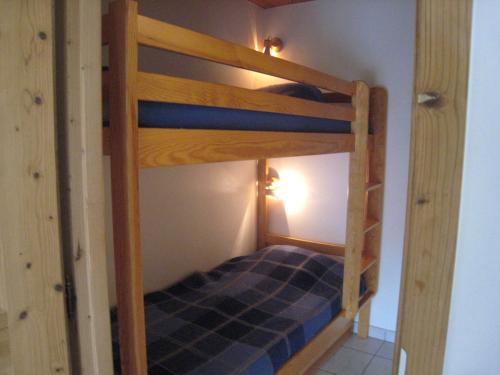 Cette petite chambre comprend un lit superposé. dans l'établissement Appartement 4 Pers, Centre Village, Terrasse Sud - La Clusaz, Proche Commerces et Pistes - FR-1-459-85, à La Clusaz