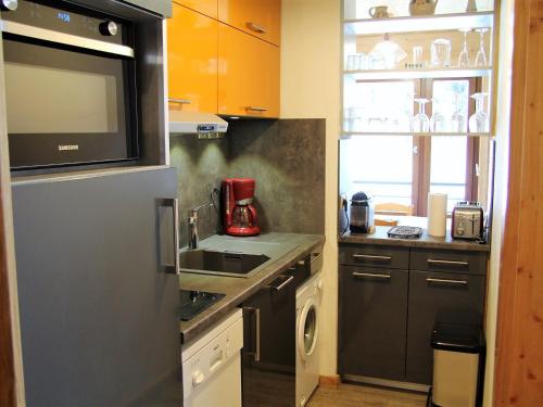 A cozinha ou kitchenette de Appartement La Clusaz, 3 pièces, 6 personnes - FR-1-459-40