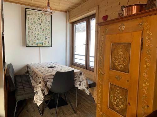 une salle à manger avec une table et une fenêtre dans l'établissement Appartement Rénové 3 Pièces au Centre de La Clusaz avec Balcon et Garage - FR-1-459-40, à La Clusaz