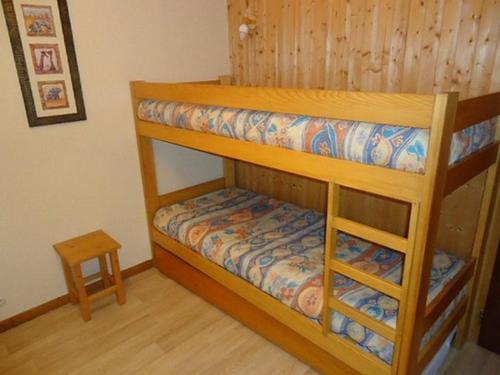 Un par de literas en una habitación en Studio cabine au centre, balcon sud, parking, proche pistes et commerces - FR-1-459-89, en La Clusaz