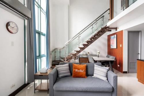 Modern Loft, 65 in UHD TV w Fast WiFi + Pool & Gym