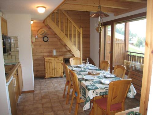 Appartement La Clusaz, 5 pièces, 6 personnes - FR-1-459-57にあるレストランまたは飲食店