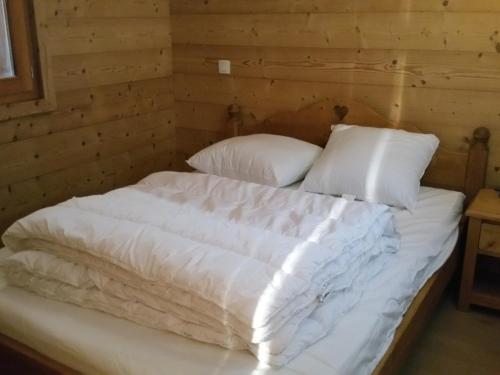 a bed with white sheets and pillows in a room at Appartement Saint-Jean-de-Sixt, 2 pièces, 5 personnes - FR-1-459-113 in Saint-Jean-de-Sixt