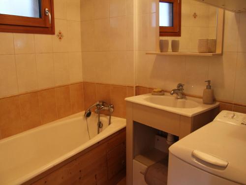 une salle de bain avec une baignoire, un lavabo et des toilettes dans l'établissement Appartement T2 Centre Village avec Balcon & Cheminée, Proche Piscine et Pistes - FR-1-459-72, à La Clusaz