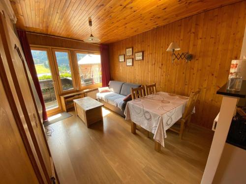 un salon avec un canapé et une table dans une pièce dans l'établissement 2 Pièces au Centre avec Cuisine Equipée et Balcon – La Clusaz - FR-1-459-116, à La Clusaz