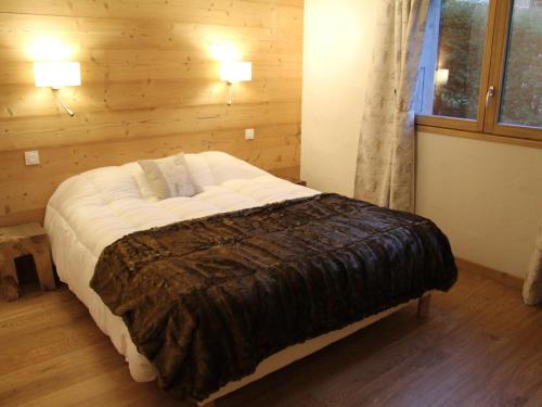 En eller flere senge i et værelse på Charmant T3 avec services hôteliers et garage - La Clusaz - FR-1-459-87