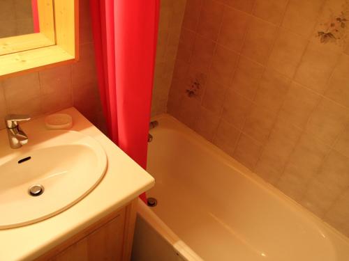 La salle de bains est pourvue d'un lavabo et d'une baignoire. dans l'établissement Appartement La Clusaz, 2 pièces, 4 personnes - FR-1-459-92, à La Clusaz