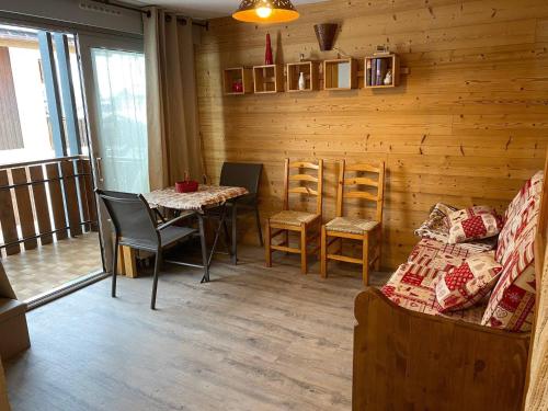un salon avec une table, des chaises et un canapé dans l'établissement Studio cosy rénové au centre de La Clusaz, balcon, parking privé, proche commerces et pistes - FR-1-459-84, à La Clusaz