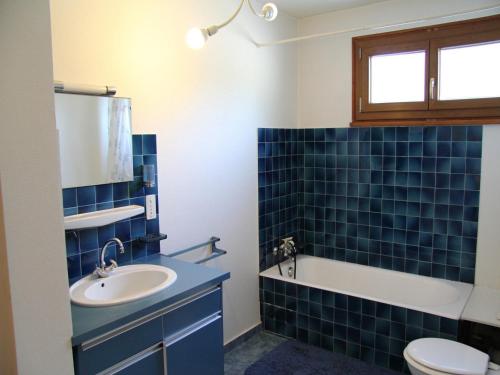 ラ・クリュサにあるAppartement La Clusaz, 4 pièces, 6 personnes - FR-1-459-99の青いタイル張りのバスルーム(洗面台、トイレ付)