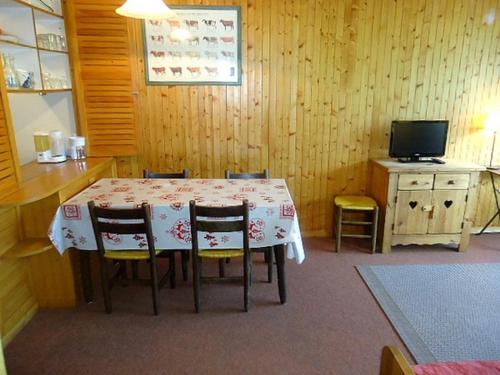 Appartement La Clusaz, 3 pièces, 5 personnes - FR-1-459-104にあるレストランまたは飲食店