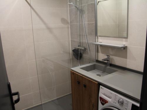 La salle de bains est pourvue d'une douche et d'un lavabo. dans l'établissement Studio La Clusaz, 1 pièce, 2 personnes - FR-1-459-115, à La Clusaz